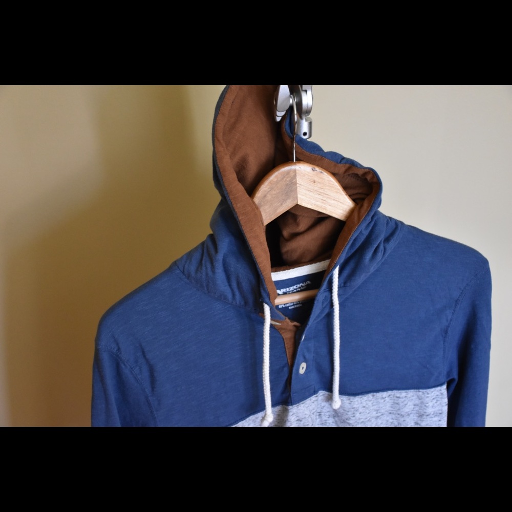 Pullover long sleeve shirt. Excellent condition.